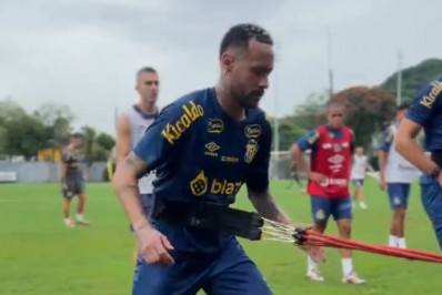Neymar trabalha com reservas e dá assistência em seu primeiro treino pelo Santos; veja