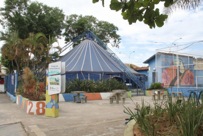 Aulas gratuitas de pintura e desenho infantil na Lona do Jardim Catarina