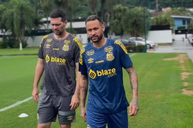 Neymar chega de helicóptero para primeiro treino em seu retorno ao Santos