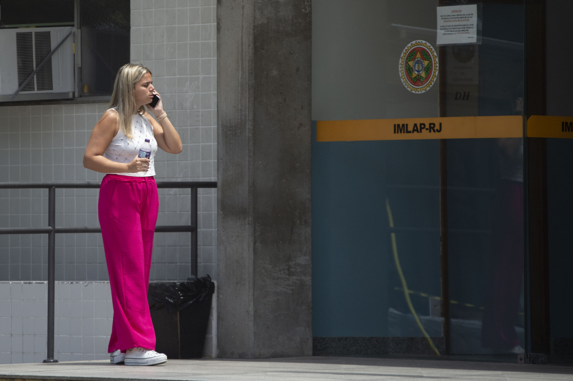 Familiares do agente do Degase morto na Linha Amarela estiveram no IML do Centro, nesta segunda-feira (3) - Armando Paiva/Agência O Dia