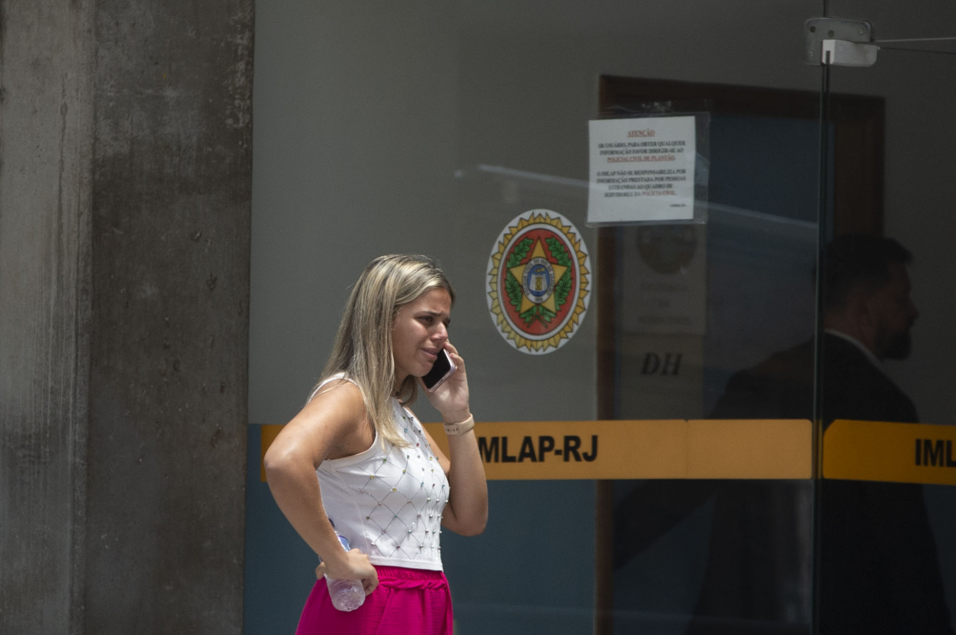 Familiares do agente do Degase morto na Linha Amarela estiveram no IML do Centro, nesta segunda-feira (3) - Armando Paiva/Agência O Dia