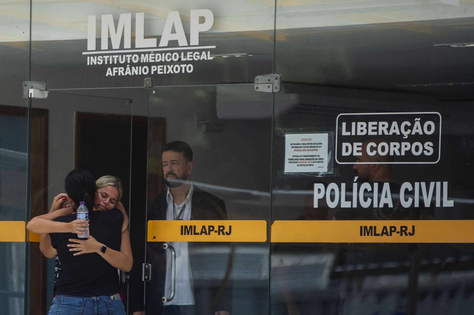 Familiares do agente do Degase morto na Linha Amarela estiveram no IML do Centro, nesta segunda-feira (3) - Armando Paiva/Agência O Dia