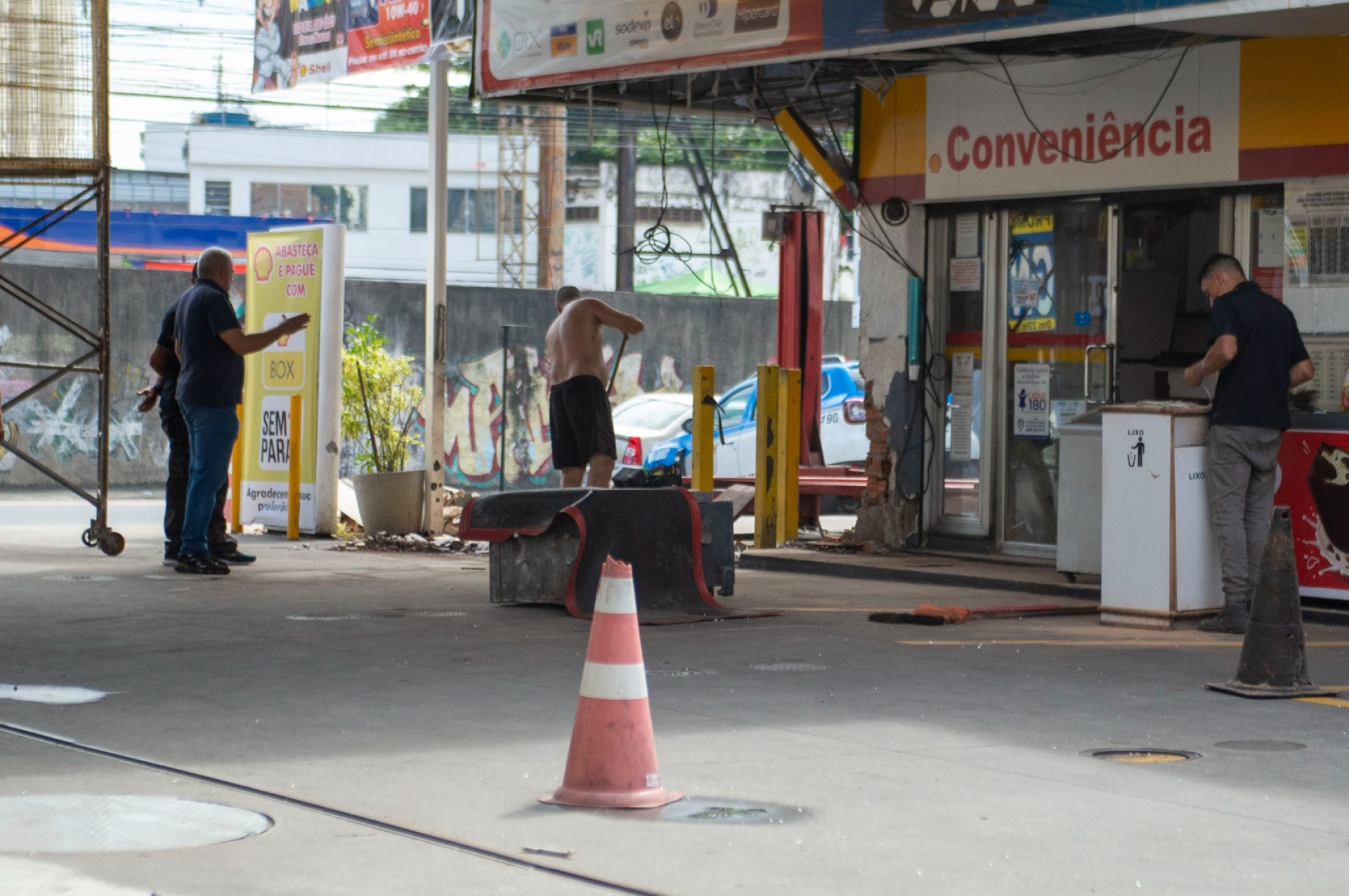 Explosão de caixa eletrônico causou dano na estrutura do posto de combustível - Armando Paiva / Agência O Dia