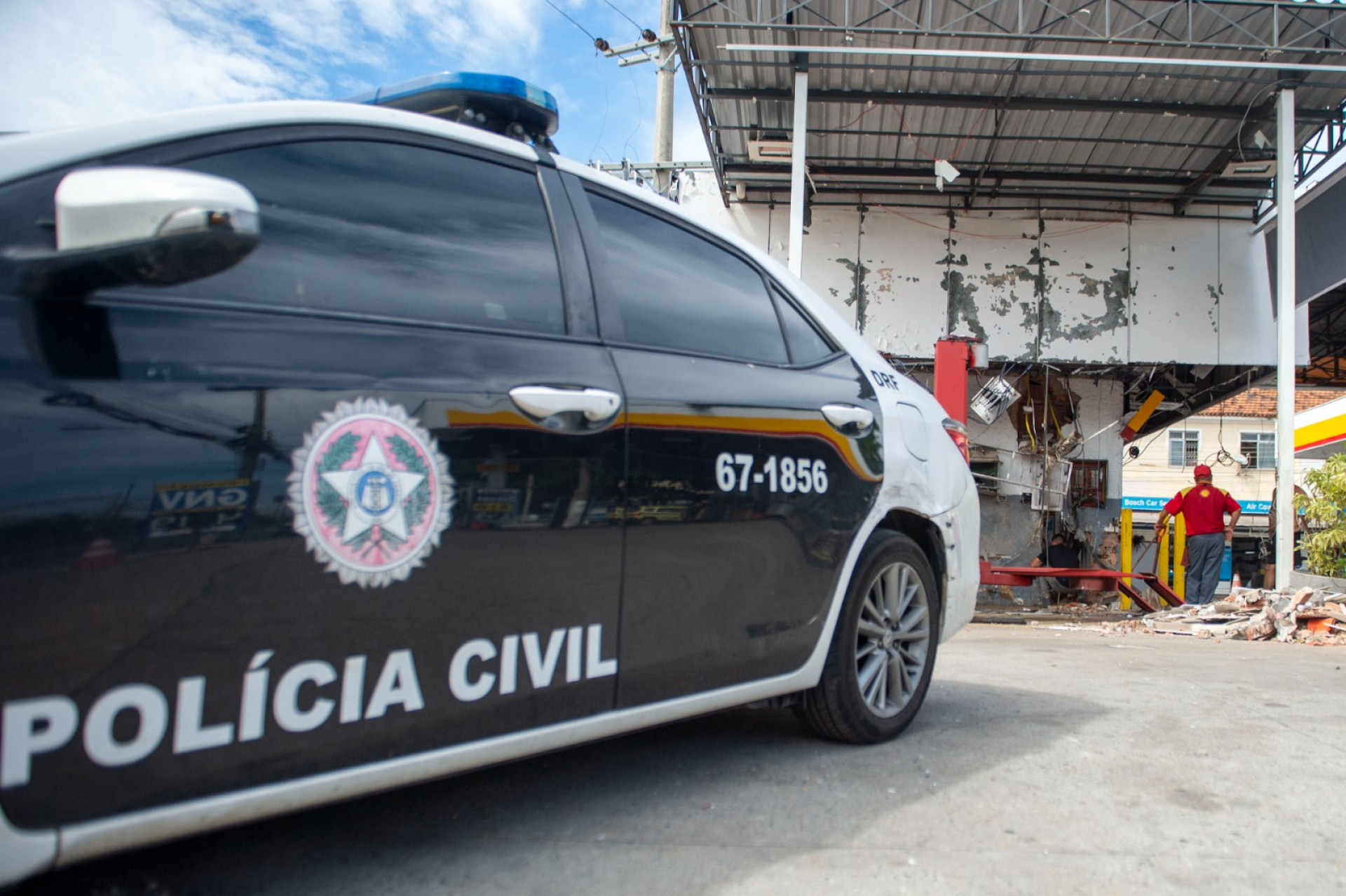 Policiais civis realizaram per&iacute;cia no posto de combust&iacute;vel ap&oacute;s explos&atilde;o de caixa eletr&ocirc;nico - Armando Paiva / Ag&ecirc;ncia O Dia