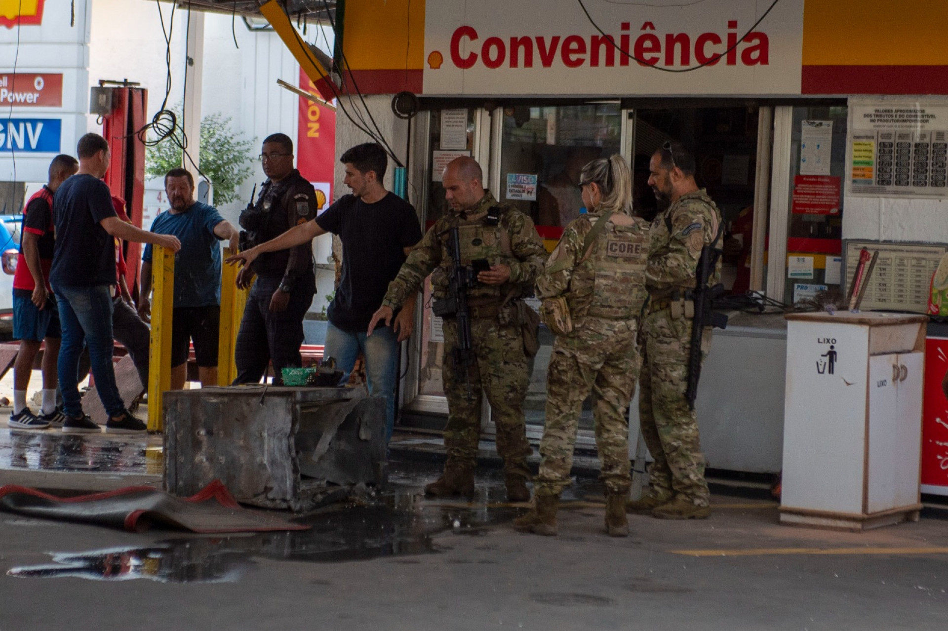 Policiais civis realizaram perÃ­cia no posto de combustÃ­vel apÃ³s explosÃ£o de caixa eletrÃ´nico - Armando Paiva / AgÃªncia O Dia