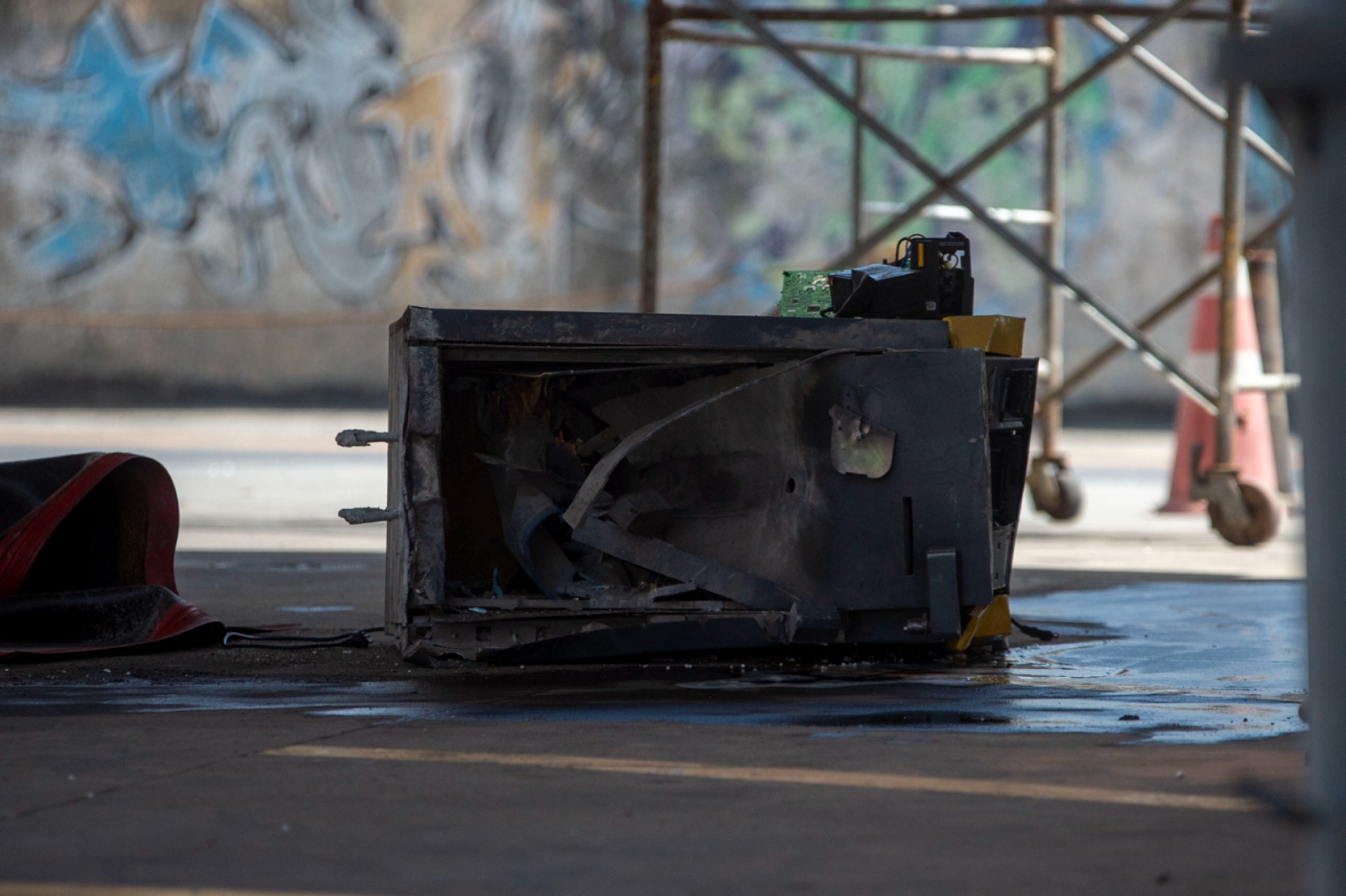 Cofre parou no meio do p&aacute;tio do posto de combust&iacute;vel ap&oacute;s a explos&atilde;o - Armando Paiva / Ag&ecirc;ncia O Dia