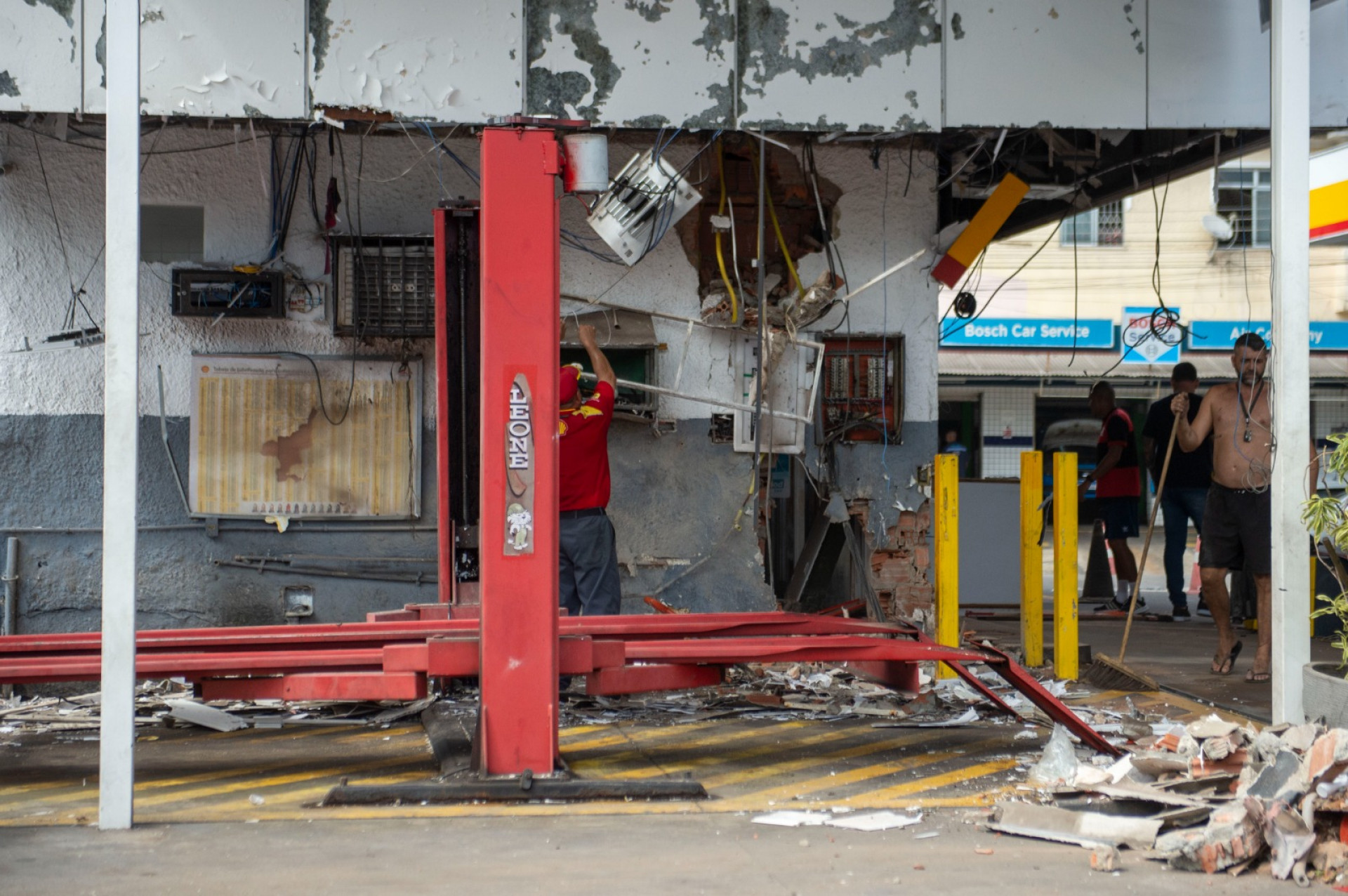 Explosão de caixa eletrônico causou dano na estrutura do posto de combustível - Armando Paiva