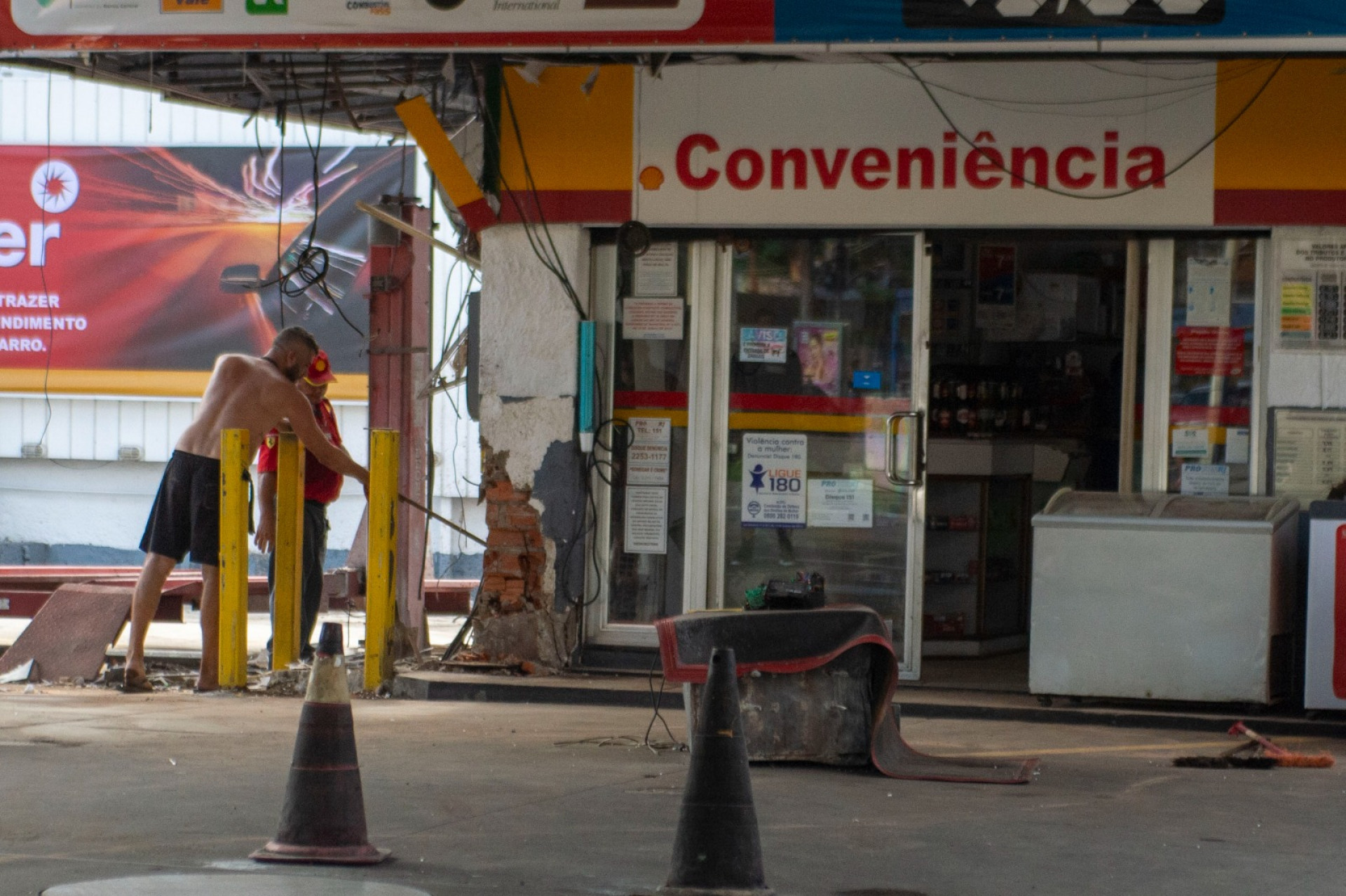 Explosão de caixa eletrônico causou dano na estrutura do posto de combustível - Armando Paiva / Agência O Dia
