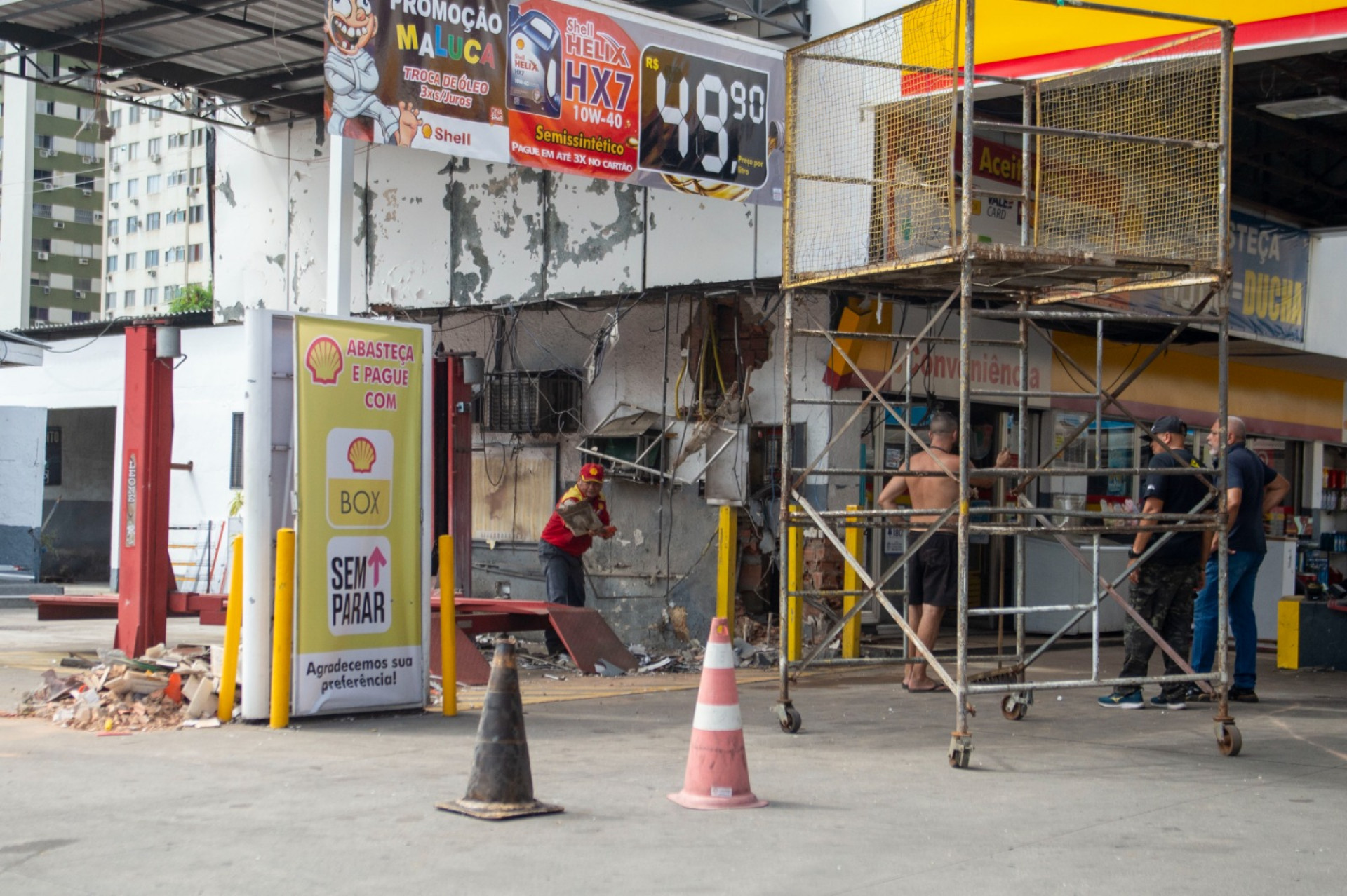 Explosão de caixa eletrônico causou dano na estrutura do posto de combustível - Armando Paiva / Agência O Dia