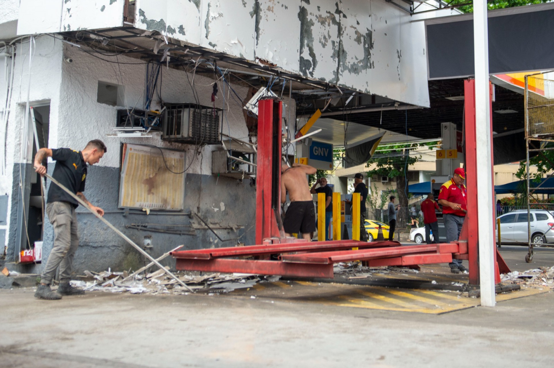 Explosão de caixa eletrônico causou dano na estrutura do posto de combustível - Armando Paiva / Agência O Dia