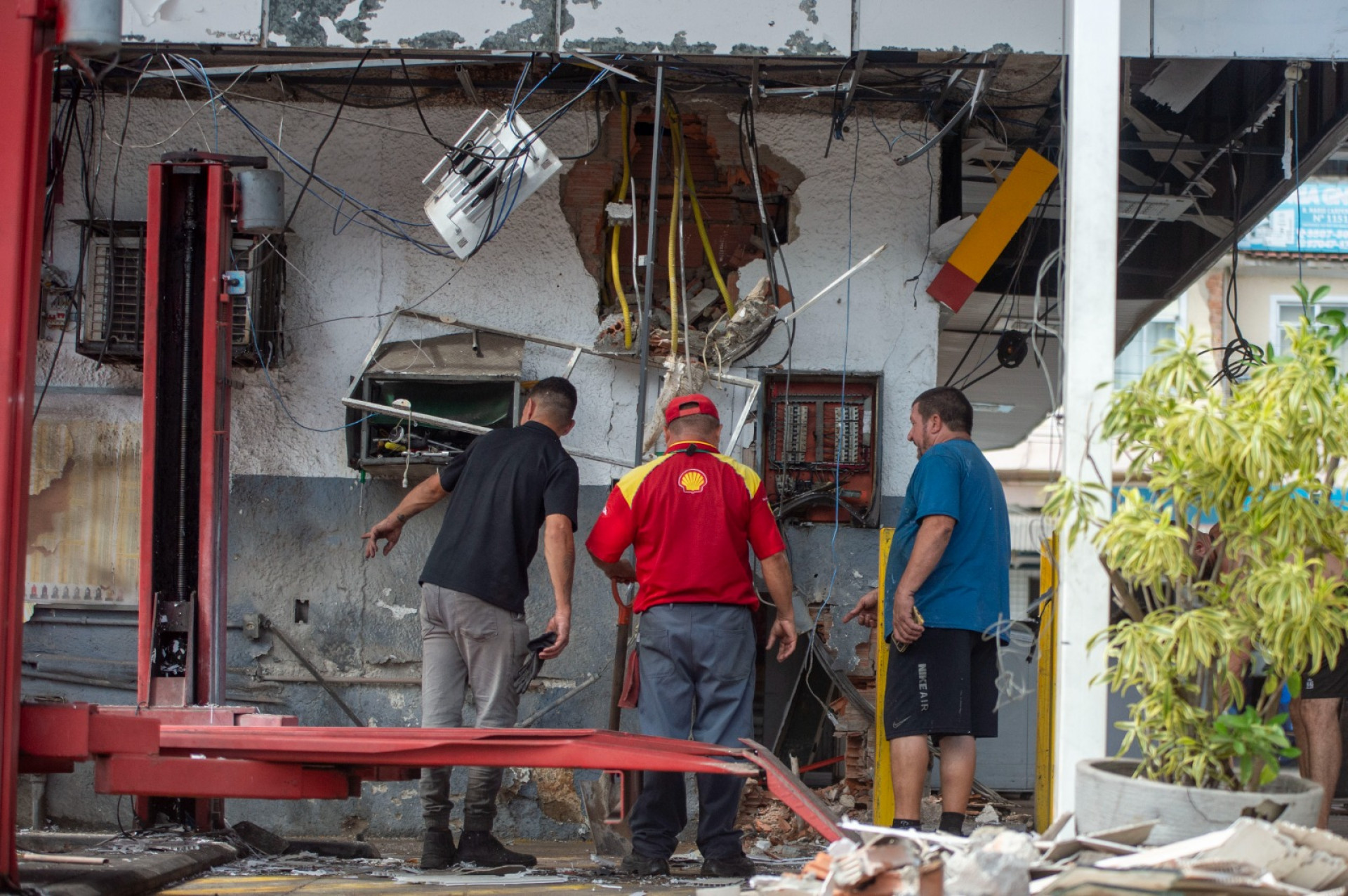 Explosão de caixa eletrônico causou dano na estrutura do posto de combustível - Armando Paiva / Agência O Dia