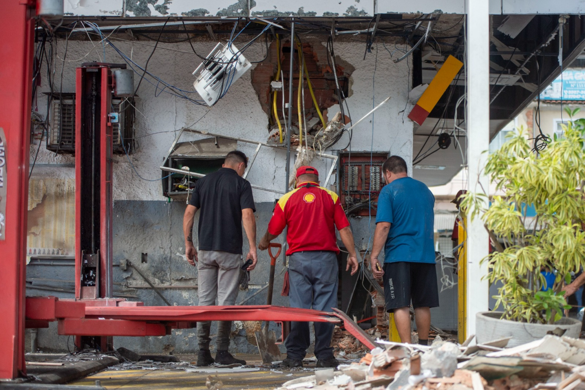 Explosão de caixa eletrônico causou dano na estrutura do posto de combustível - Armando Paiva / Agência O Dia