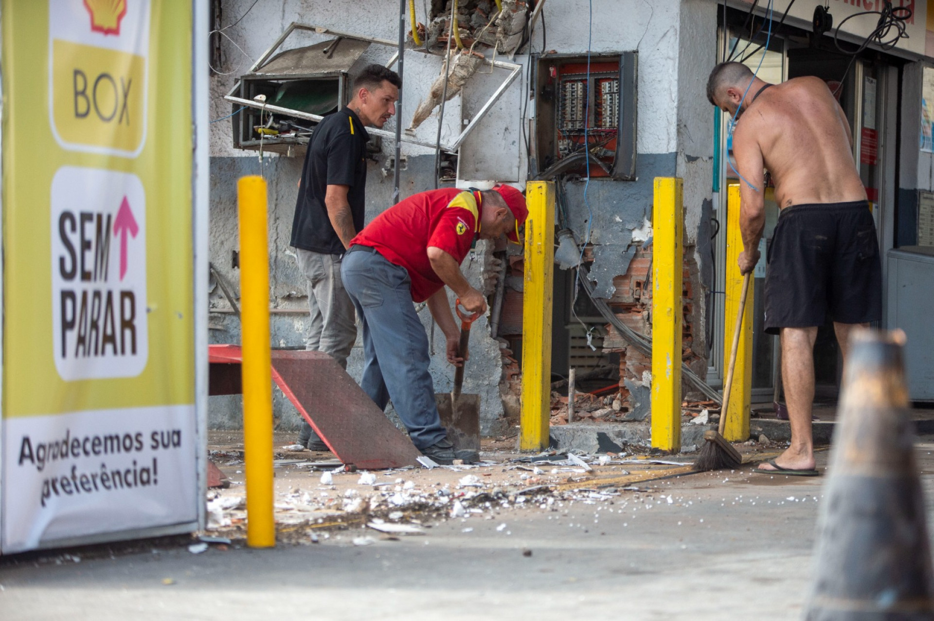 Explosão de caixa eletrônico causou dano na estrutura do posto de combustível - Armando Paiva / Agência O Dia