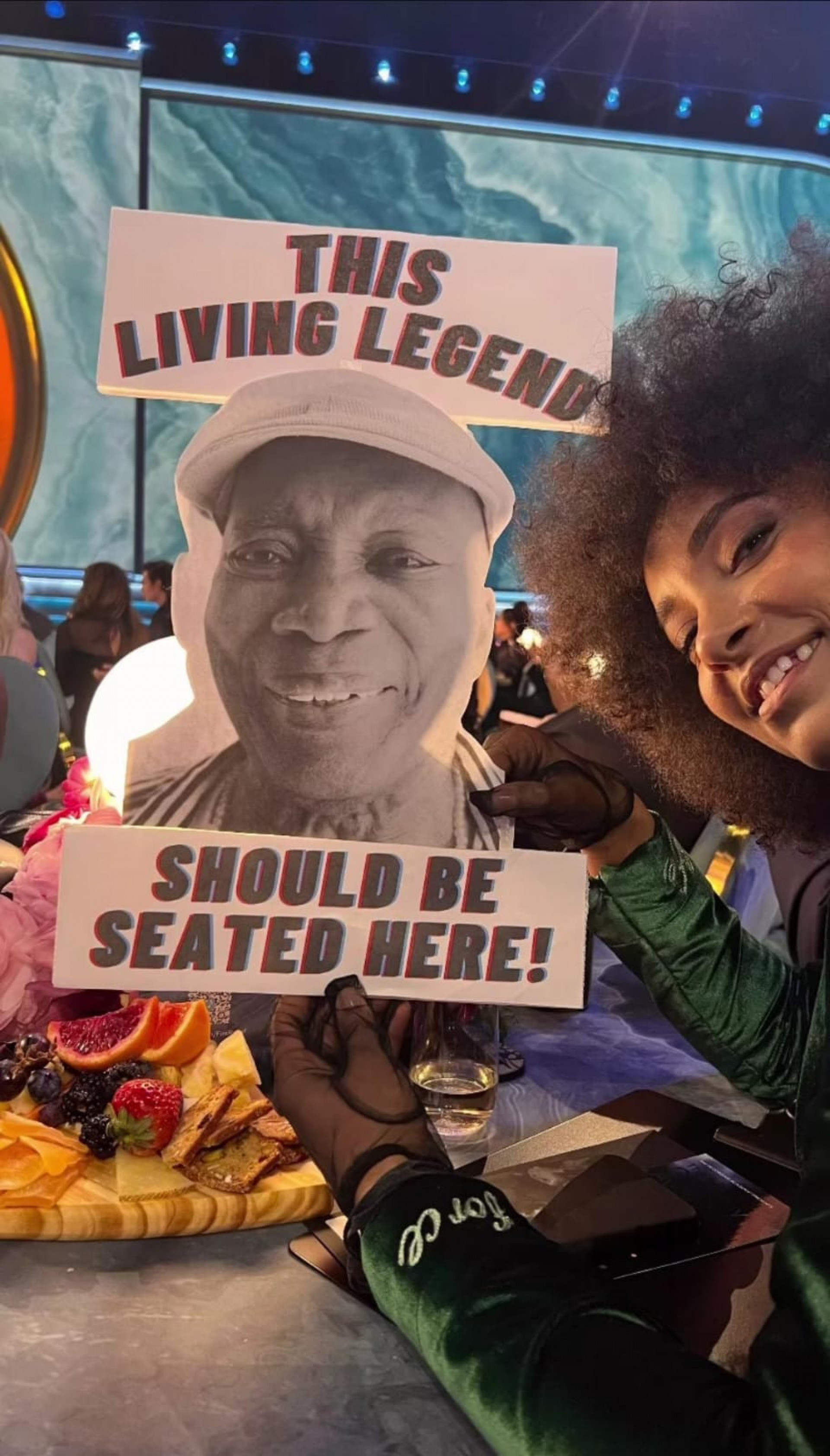 Esperanza Spalding levou cartaz com foto de Milton Nascimento para o evento - Reprodução/Instagram