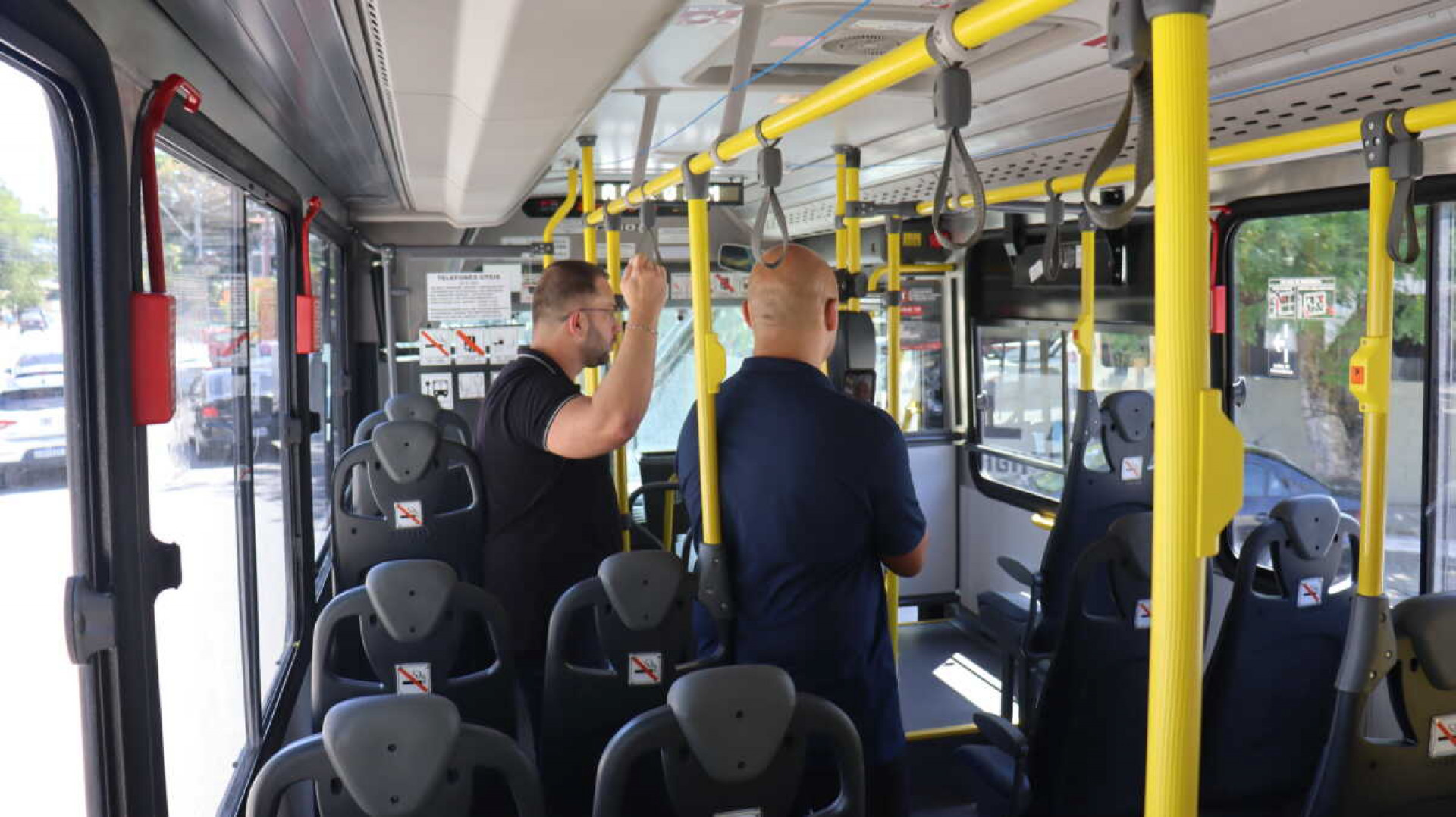Prefeito Fábio do Pastel no interior do coletivo - Foto Renan Freitas/PMSPA
