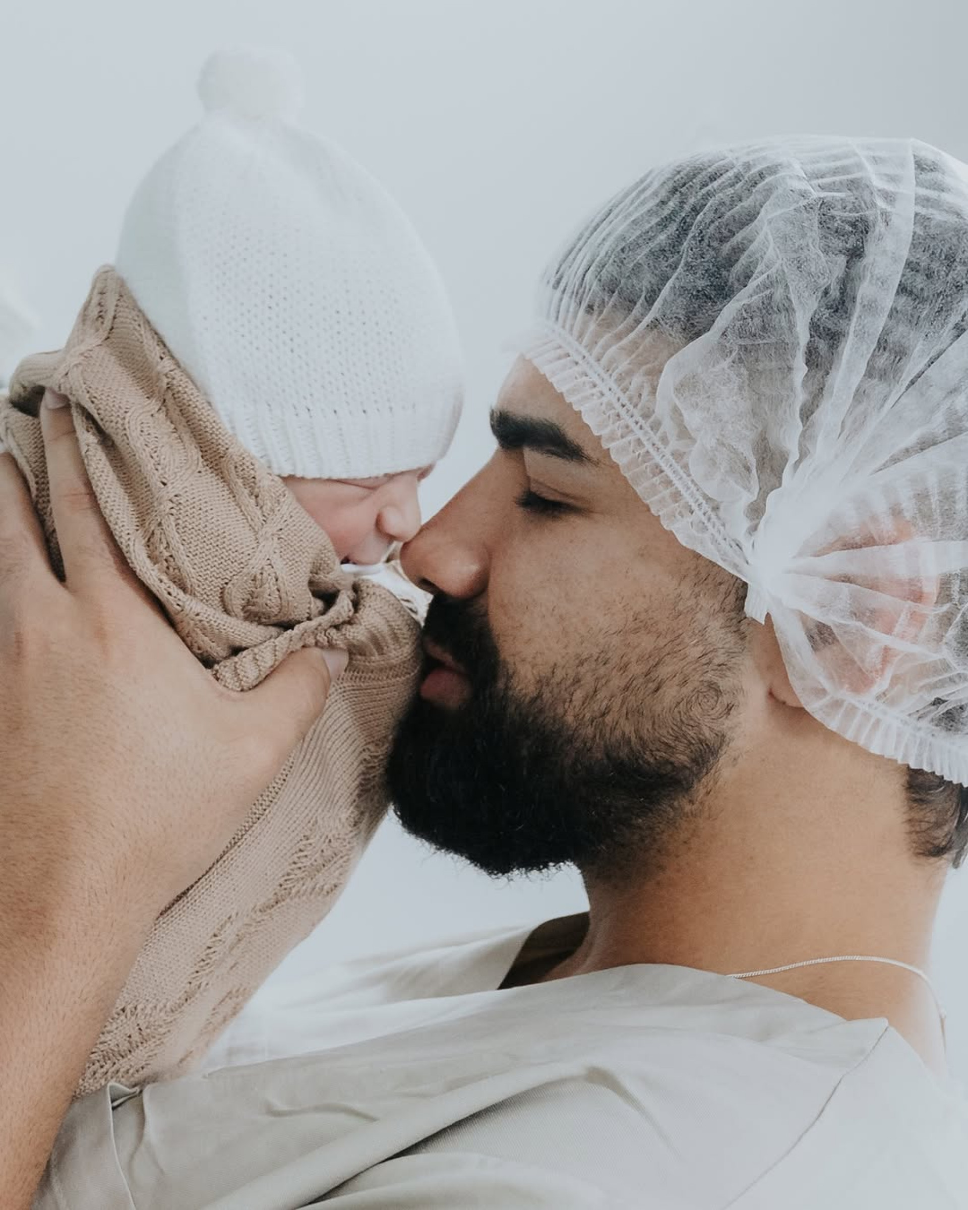 Dilsinho com o filho nos braços - Reprodução/Instagram