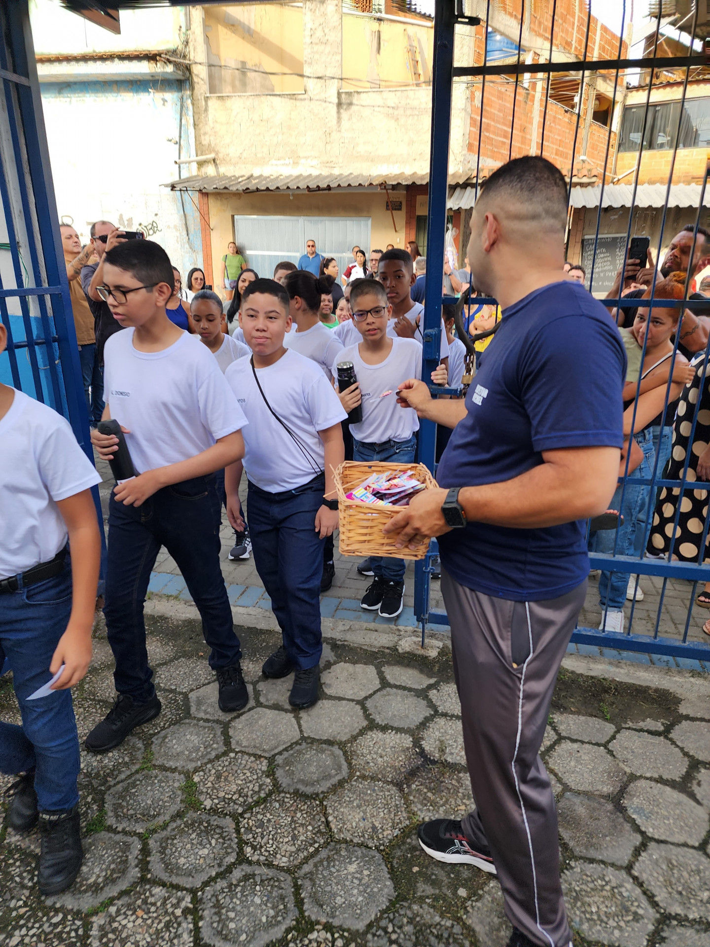 Novos alunos têm primeiro dia de aula no colégio da PM em Caxias 