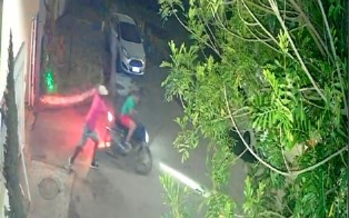 Suspeito deu pauladas no policial enquanto a vítima estava na moto