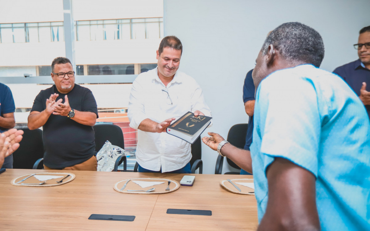 O prefeito Léo Vieira foi presenteado pelos líderes religiosos