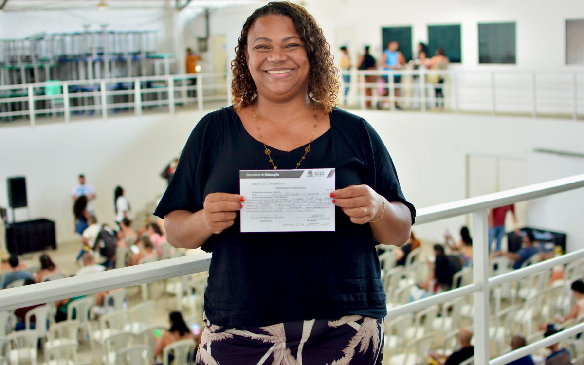 A professora Simone Biriba ficou feliz com a assinatura do contrato para o Ciep Vinícius de Moraes 