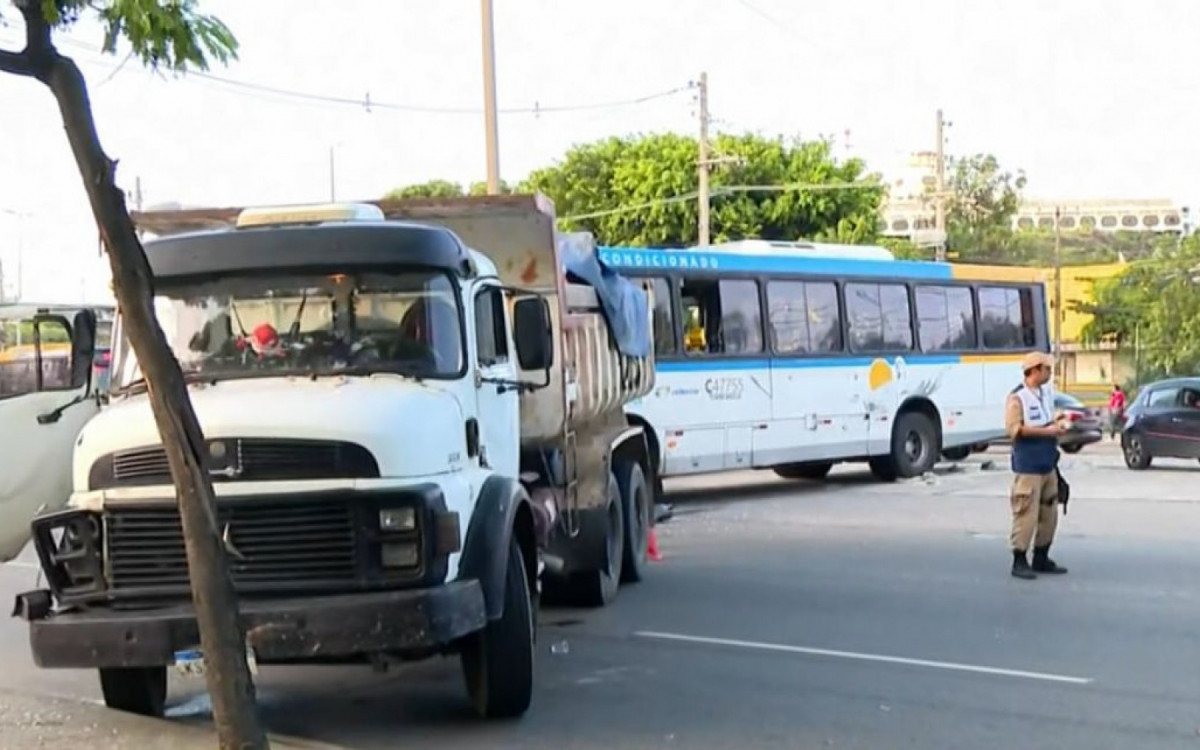 A v&iacute;tima teria sido lan&ccedil;ada para fora do ve&iacute;culo ap&oacute;s a porta do caminh&atilde;o abrir no acidente - Reprodu&ccedil;&atilde;o/TV Globo