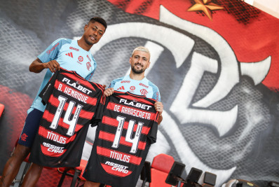 Flamengo homenageia Arrascaeta e Bruno Henrique por recorde de títulos