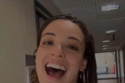 Beatriz Reis leva torta na cara e anda de toalha na Globo