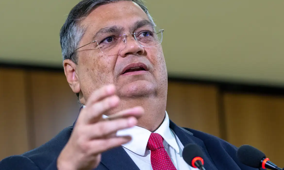 Dino cobra dados do governo sobre 'emendas Pix' destinadas ao setor de eventos e SUS