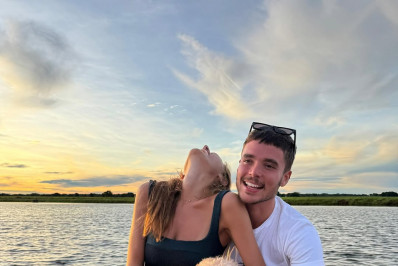 João Lucas compartilha cliques românticas com Sasha Meneghel na Fazenda Talismã