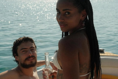 Jaffar Bambirra e Gabz, de 'Mania de Você', posam em clima de romance durante passeio de barco