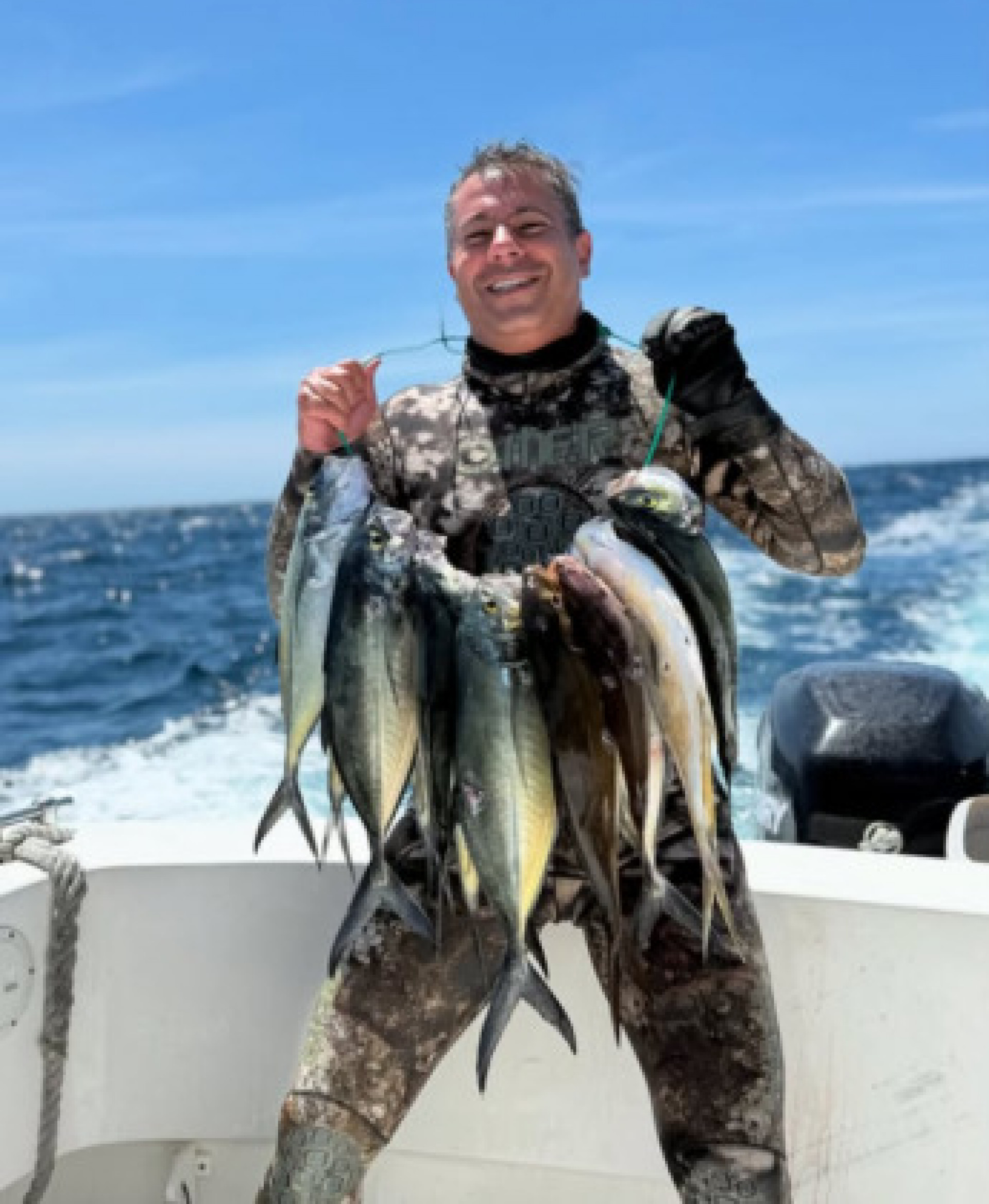 Dr. Serginho exibindo resultado de pesca em Cabo Frio