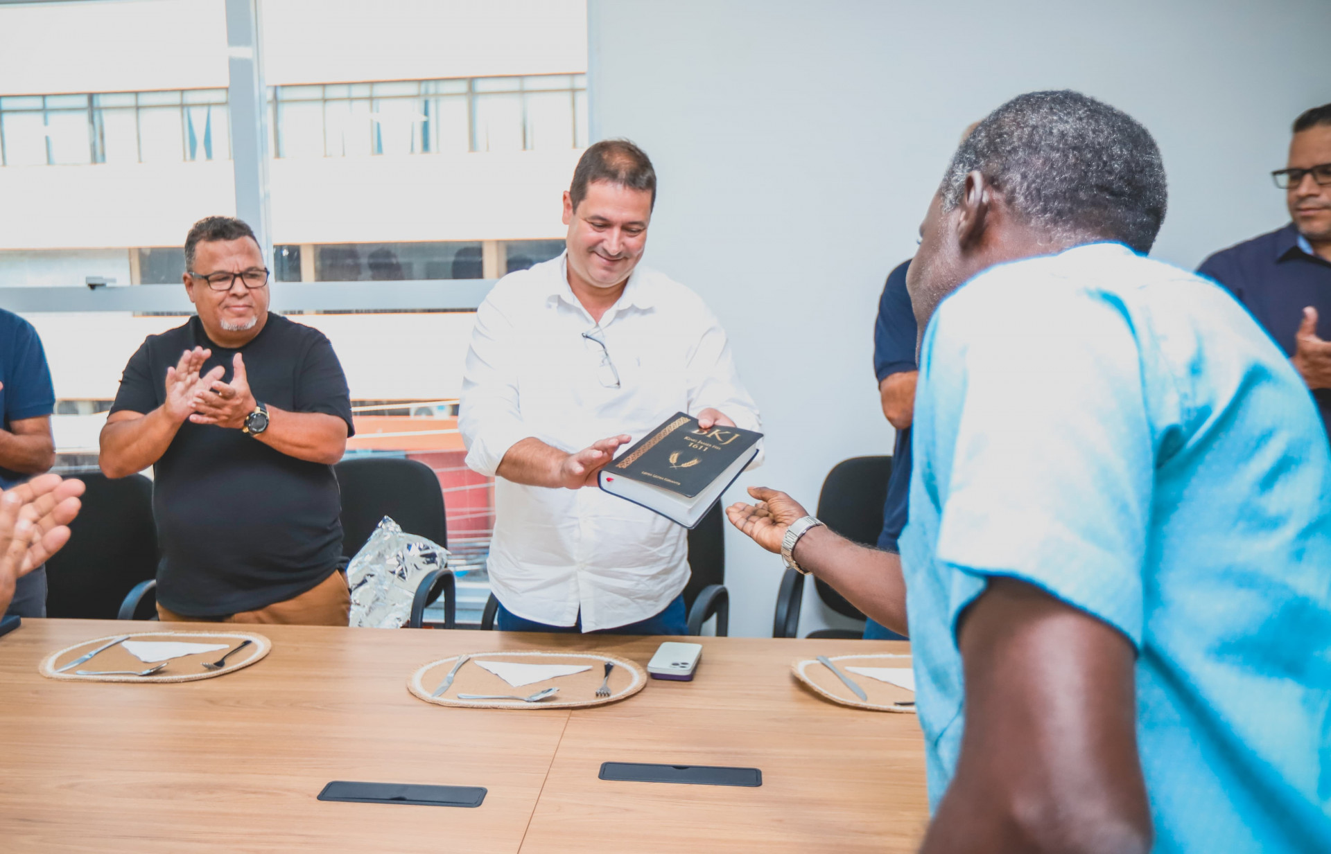 O prefeito L&eacute;o Vieira foi presenteado pelos l&iacute;deres religiosos - Gilberto Rocha