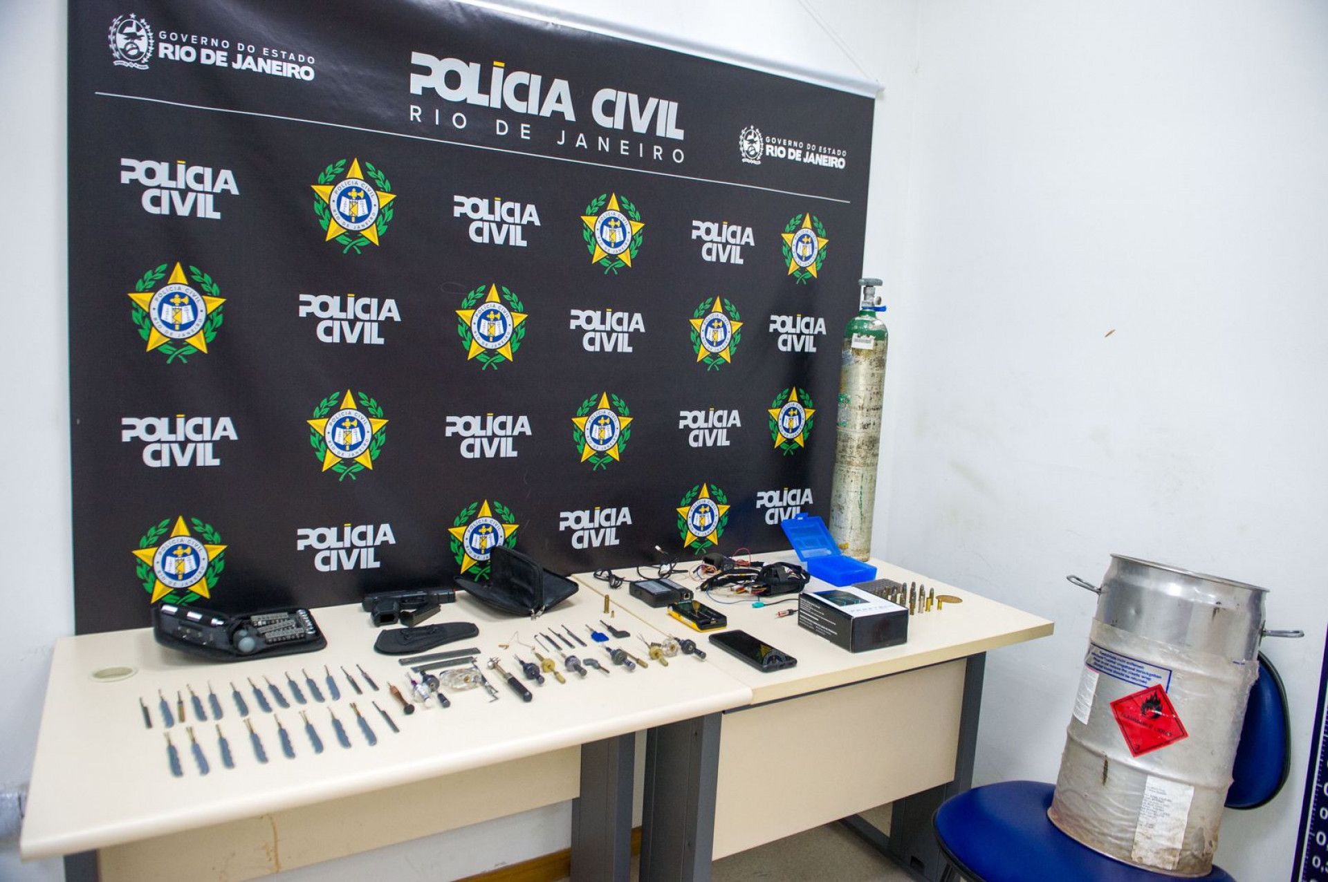 Materiais apreendidos durante operação contra quadrilha que explode caixas eletrônicos - Armando Paiva/Agência O DIA