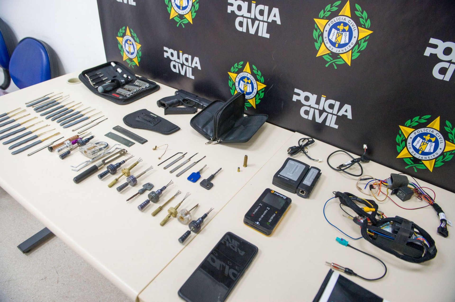 Materiais apreendidos durante operação contra quadrilha que explode caixas eletrônicos - Armando Paiva/Agência O DIA