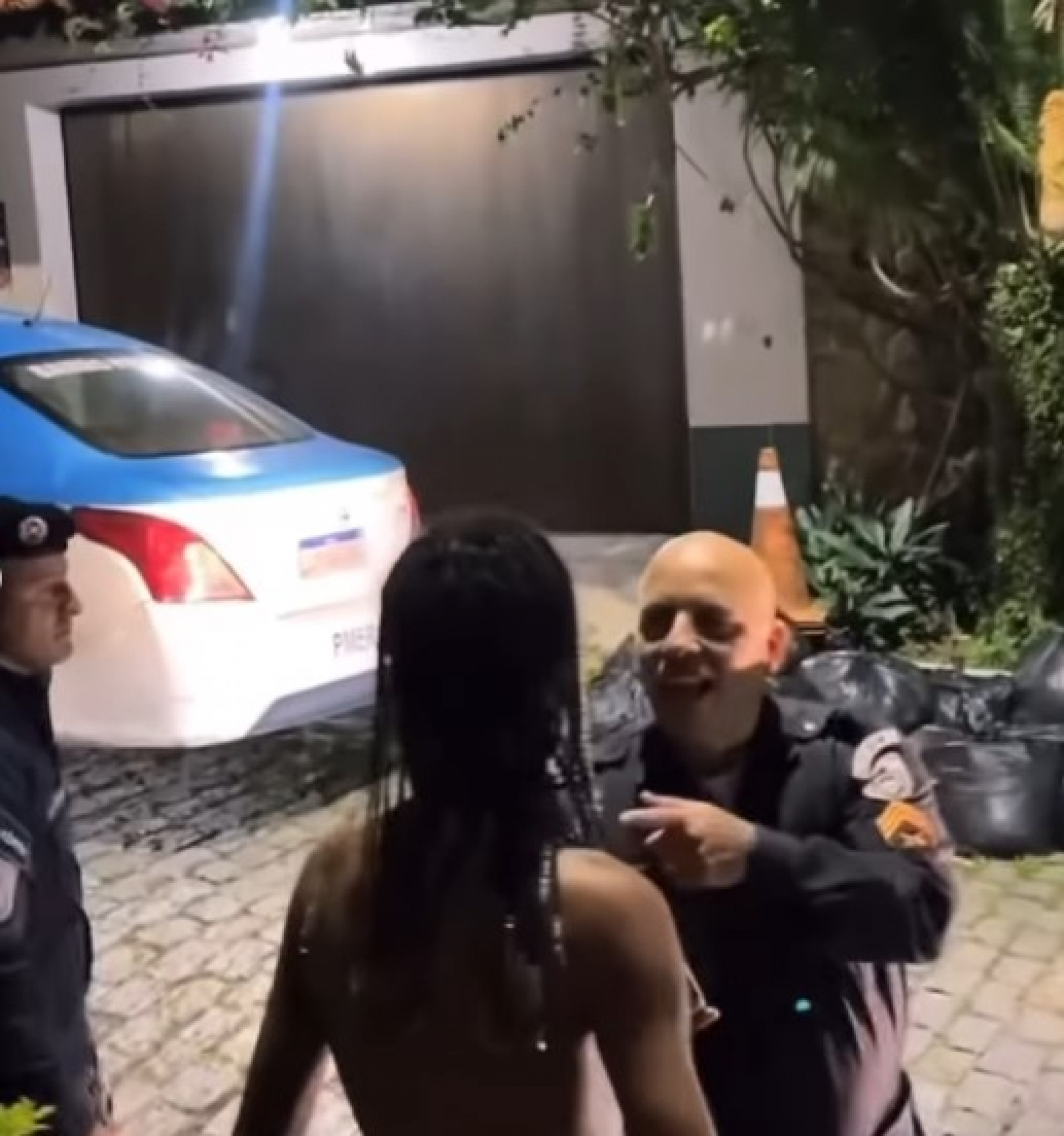 Agente foi flagrado em vídeo tirando selfie com o rapper Oruam 