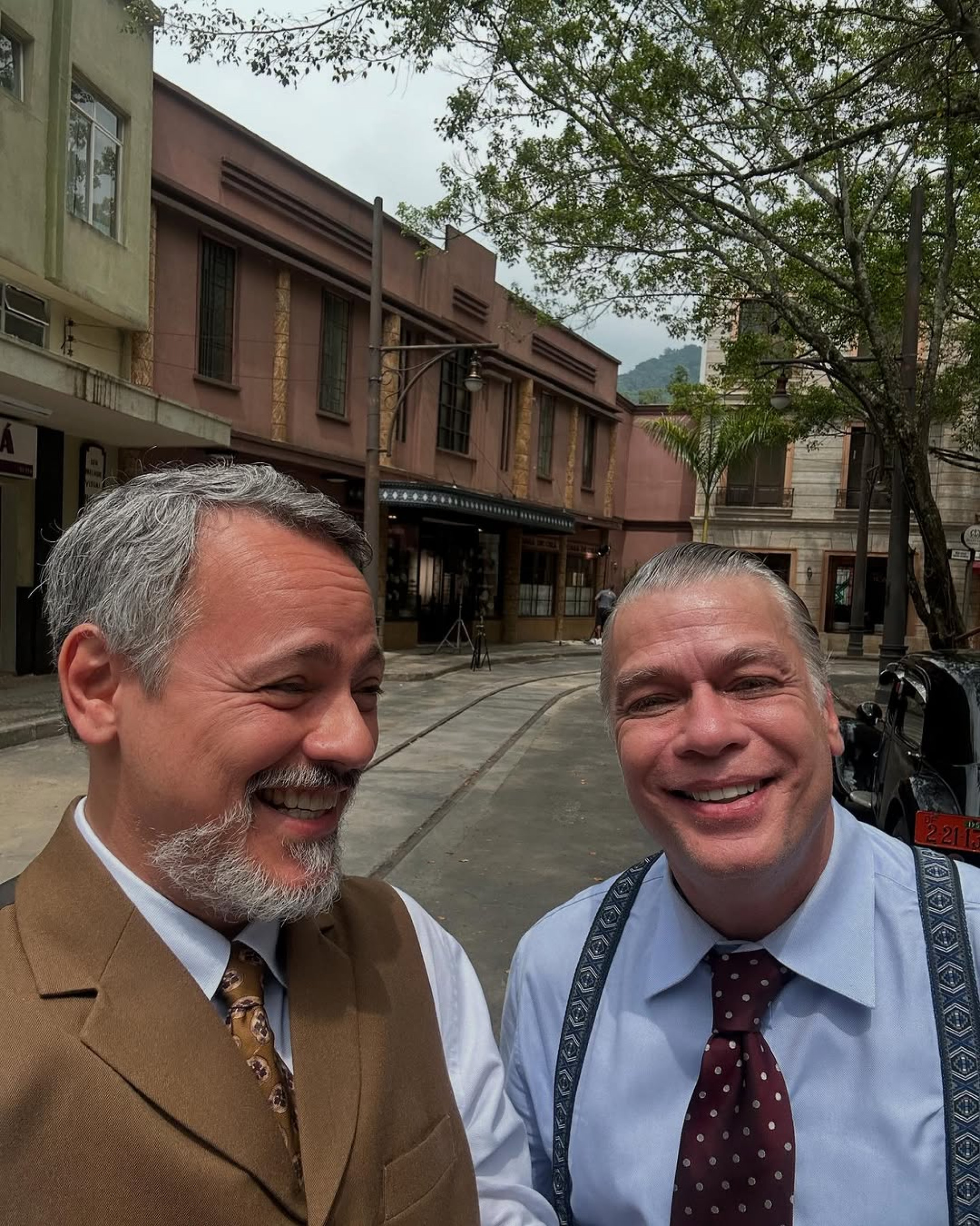 Danton Mello e Fabio Assunção posam nos bastidores da novela 'Garota do Momento' - Reprodução / Instagram