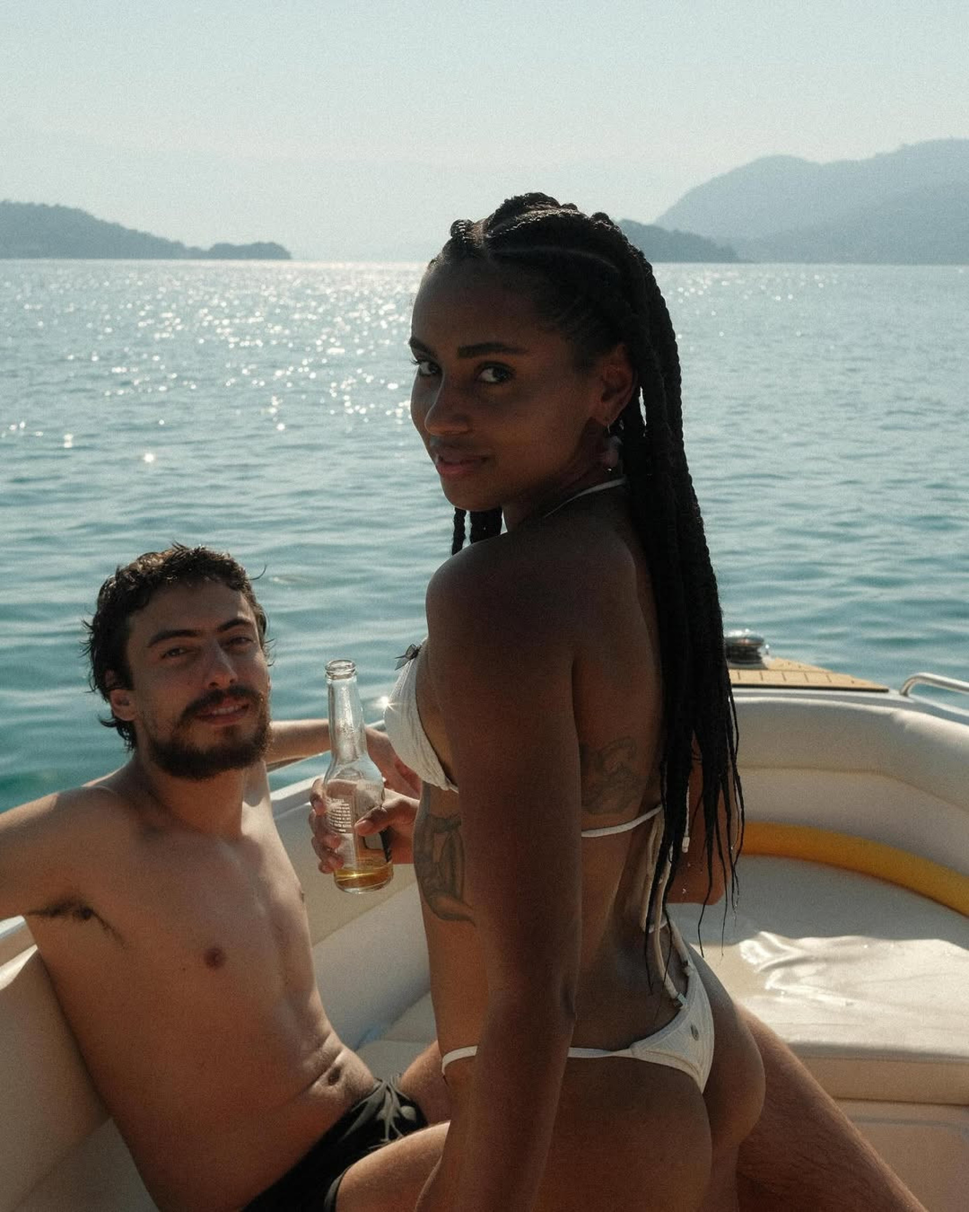 Jaffar Bambirra e Gabz, de 'Mania de Você', posam em clima de romance durante passeio de barco - Reprodução / Instagram