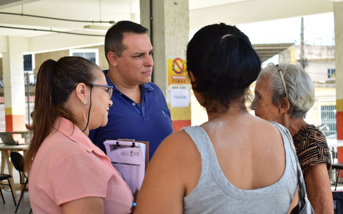 O secretário Diogo Bastos conversou com os beneficiários e tirou as dúvidas