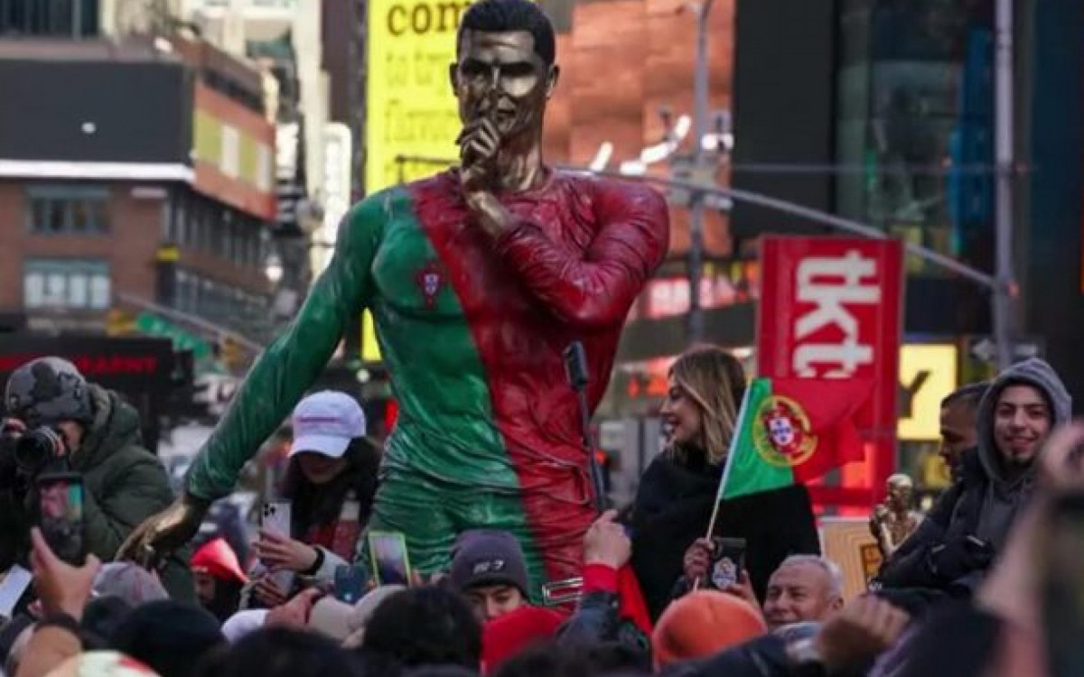 Cristiano Ronaldo ganha est&aacute;tua na Times Square em seu anivers&aacute;rio de 40 anos