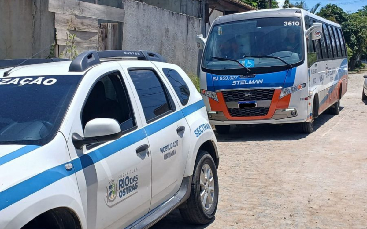 Fiscalização realizada em Costazul resultou na autuação de micro-ônibus de turismo sem autorização para circular em Rio das Ostras