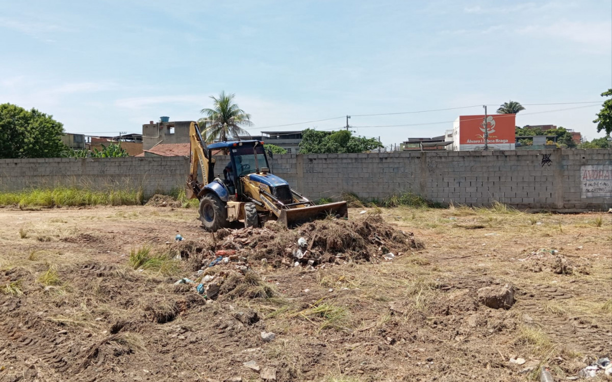 Houve remo&ccedil;&atilde;o de lixo e entulho do terreno ao lado da pra&ccedil;a, que tamb&eacute;m j&aacute; foi limpo