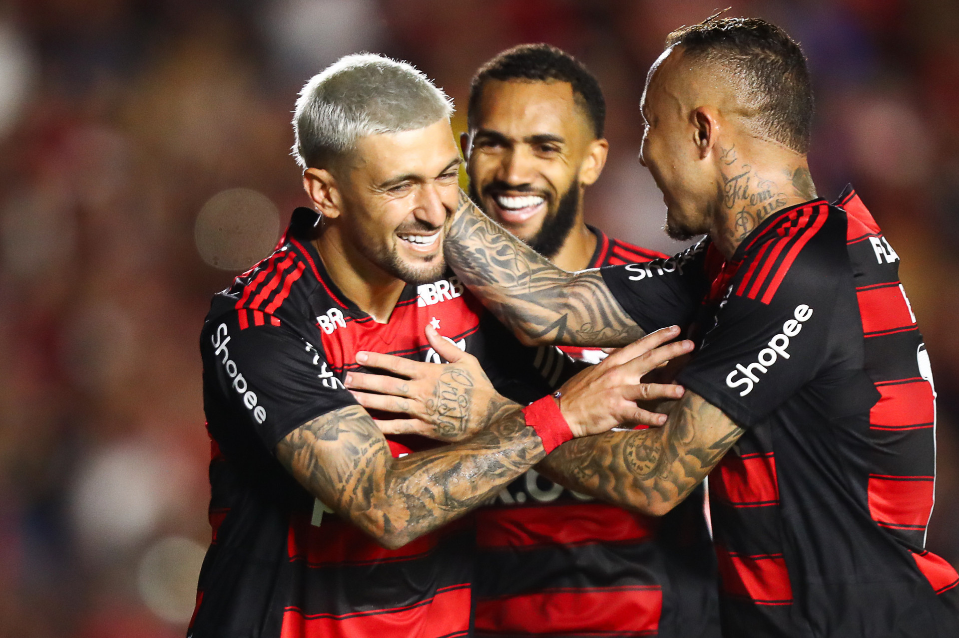 Cebolinha cumprimenta Arrascaeta ap&oacute;s gol do Flamengo - Gilvan de Souza/Flamengo