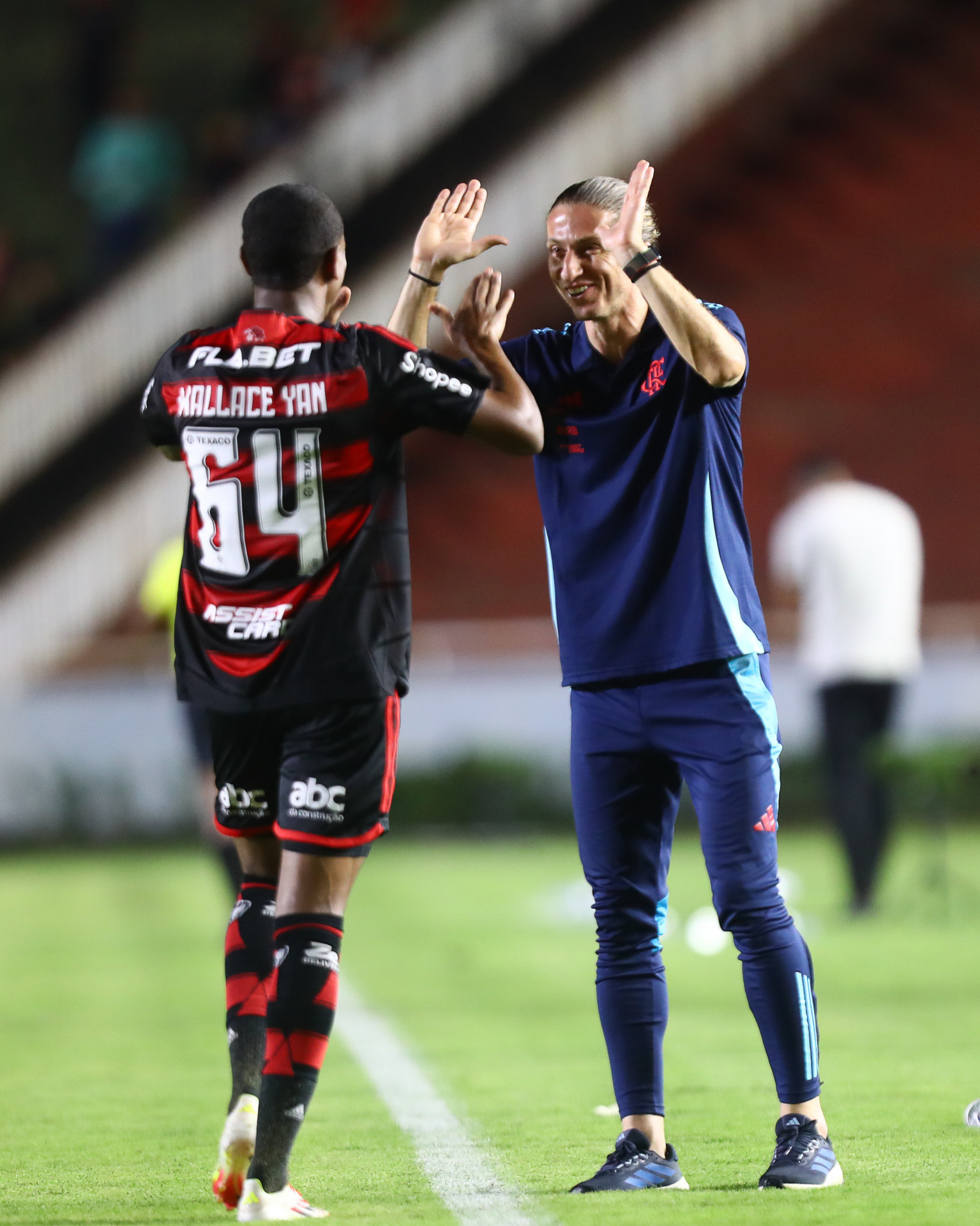 Filipe Luís cumprimenta Wallace Yan em vitória do Flamengo - Gilvan de Souza/Flamengo