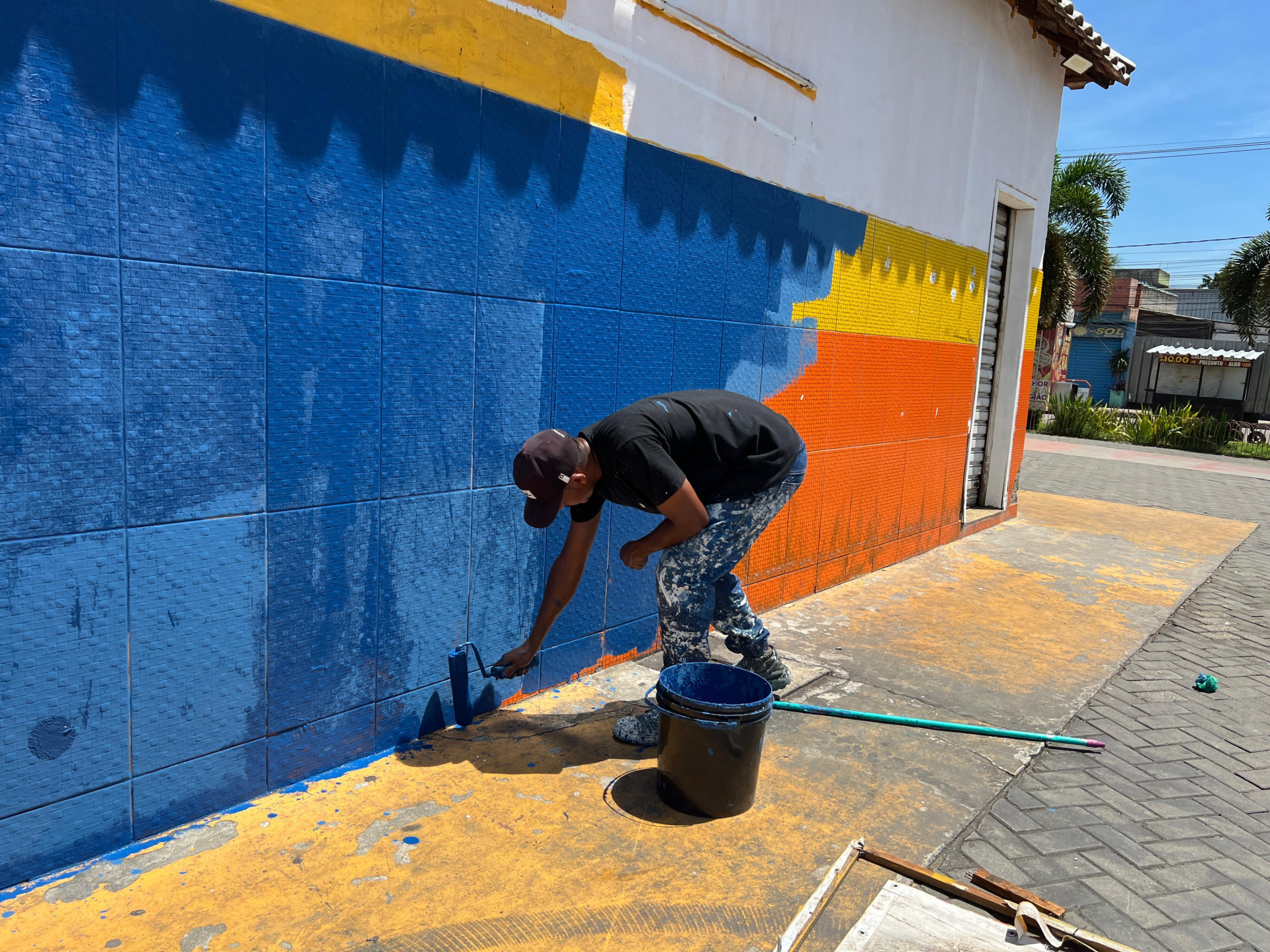 A revitaliza&ccedil;&atilde;o da pra&ccedil;a de Heli&oacute;polis est&aacute; em ritmo acelerado - J&uacute;nior Silva / PMBR