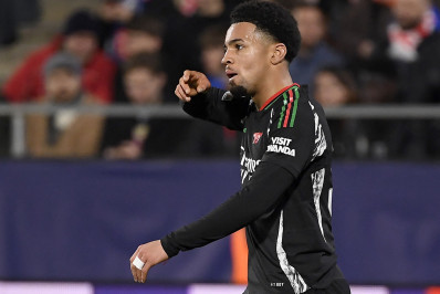 Joia do Arsenal é proibida de entrar no vestiário, e técnico lamenta: 'Inacreditável'