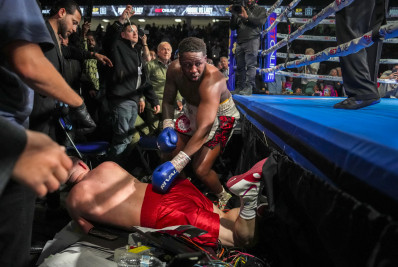 Vídeo! Lutador é jogado para fora do ringue e conquista cinturão