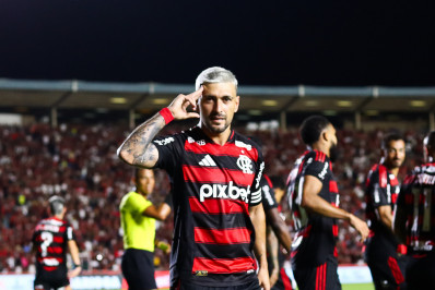 Arrascaeta chega a 90 assistências pelo Flamengo e impressiona em goleada