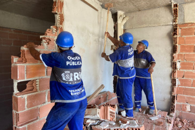 Prédio irregular de quatro andares começa a ser demolido no Recreio