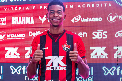 Ex-Flamengo, Carlinhos celebra acerto com o Vitória: 'Feliz de ter chegado a um grande clube'