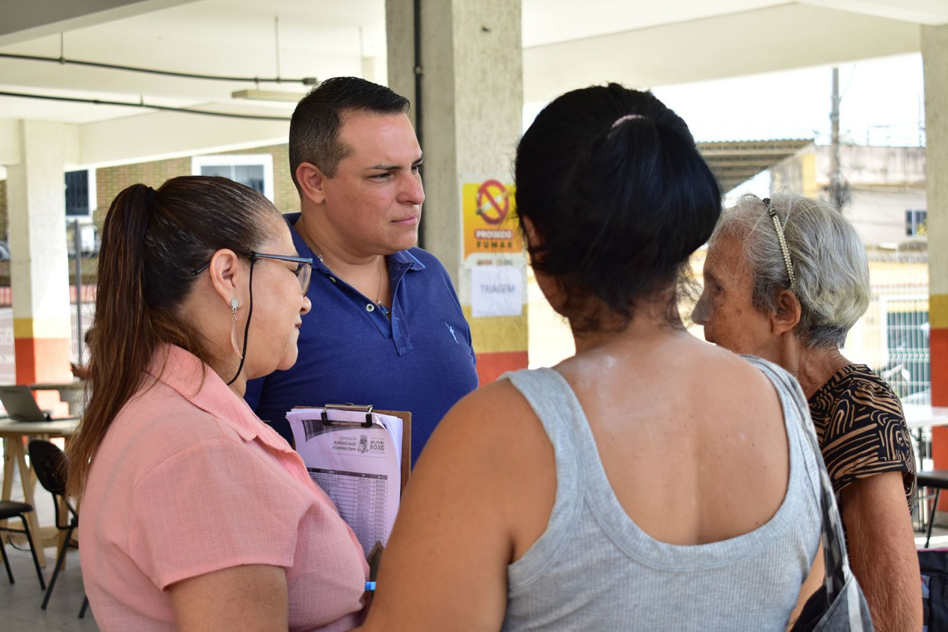 O secret&aacute;rio Diogo Bastos conversou com os benefici&aacute;rios e tirou as d&uacute;vidas - Erick Amaral / PMBR